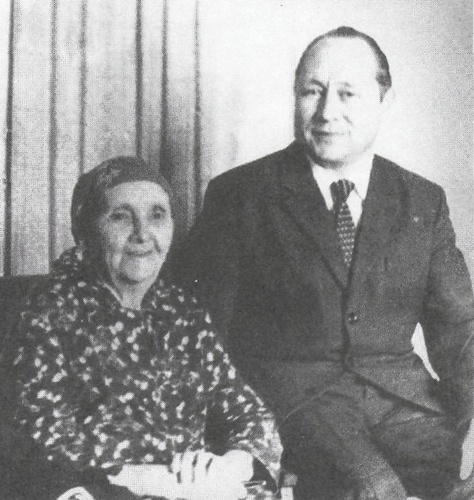 Р. Яхин с матерью